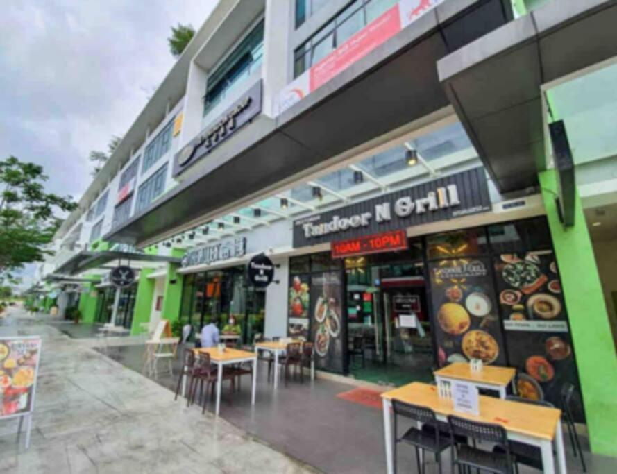 Southkey/midvalley Apartment *